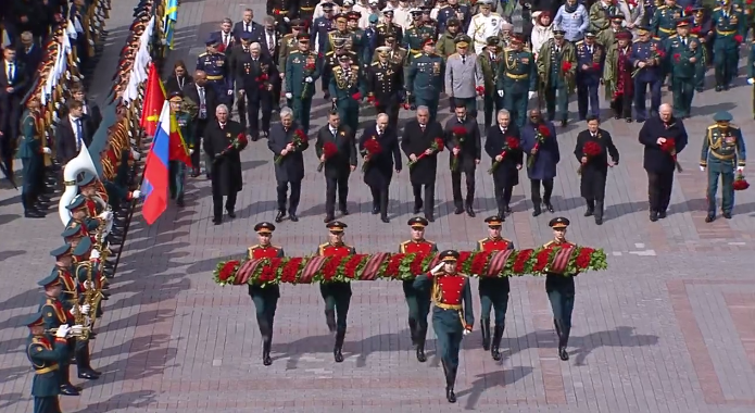 Президент РФ и лидеры других стран возложили цветы к Могиле Неизвестного Солдата