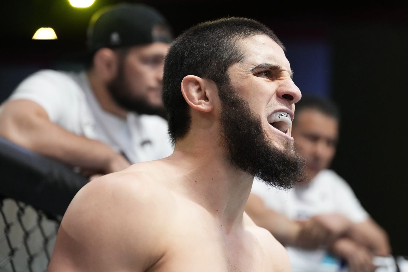 Ислам Махачев раскрыл, когда собирается провести бой в полусреднем весе UFC