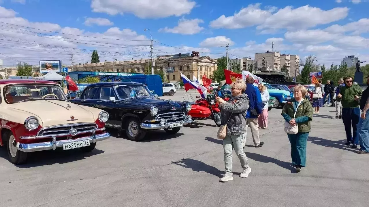 В Волгограде 9 мая сняли на видео автопробег с ретромашинами
