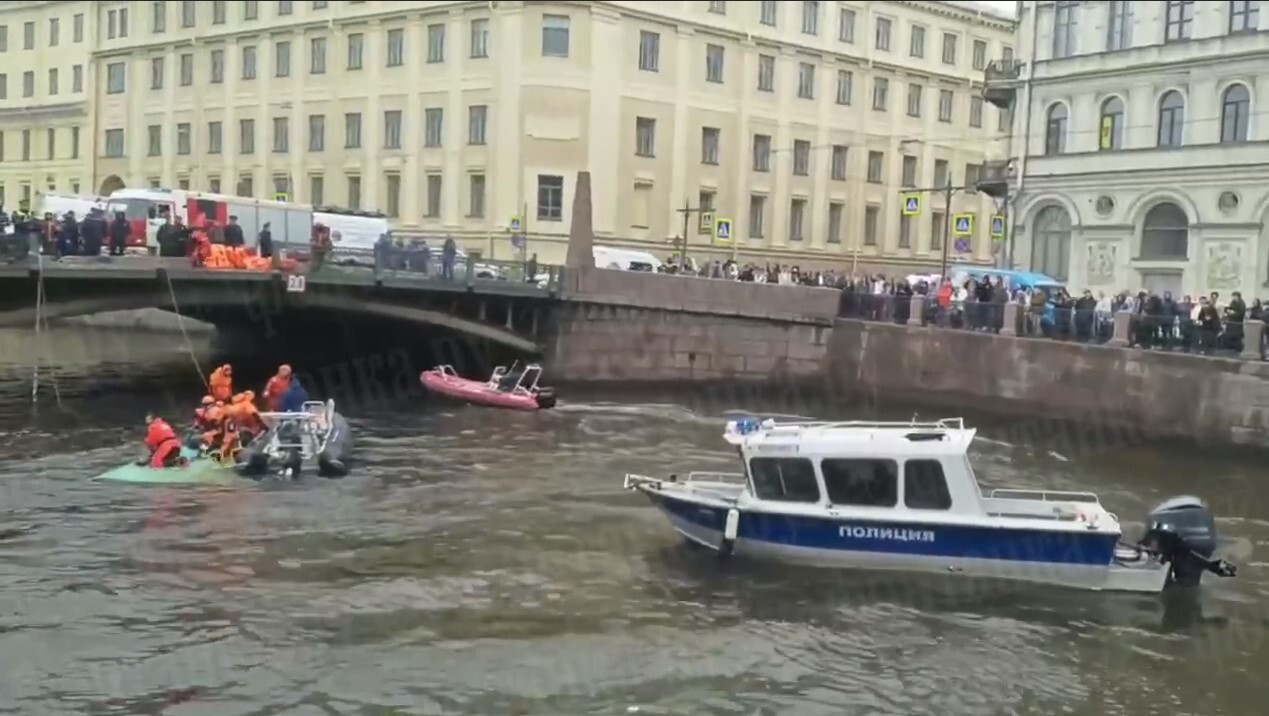 В центре Петербурга автобус с пассажирами упал в реку