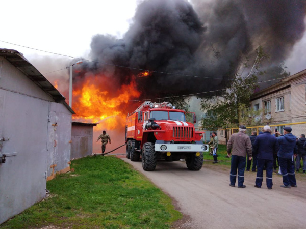 В Самарской области пожарным удалось потушить 300 квадратов горящих построек